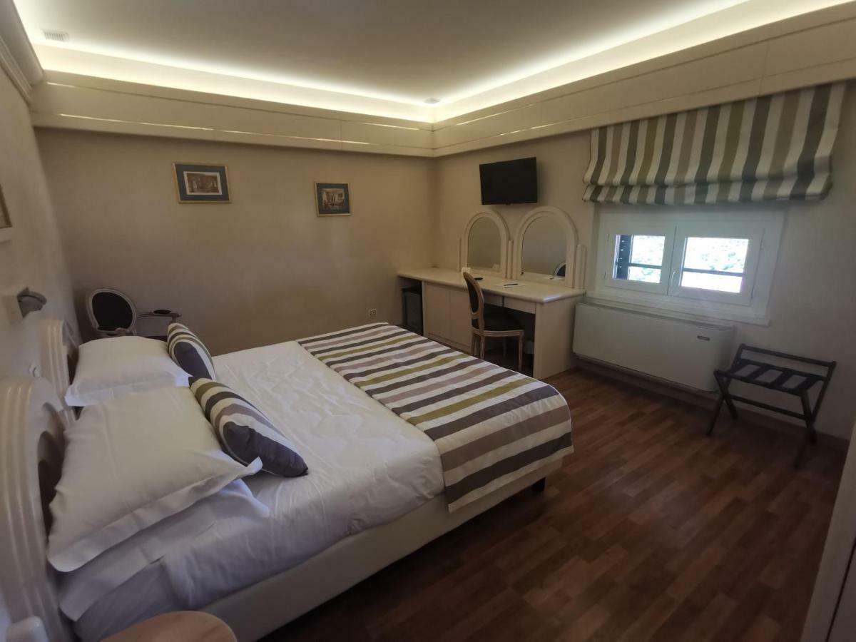 Grand Hotel Vittoria Montecatini Terme Oda fotoğraf